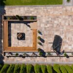 widok od góry na taras z ogrodem